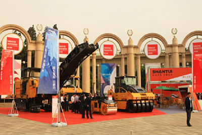 山推参加在北京举办的“第十二届中国国际交通技术与设备展览会”，并借助展会平台举办了筑养路设备新品发布会。